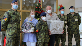 Strakoničtí vojáci předali dar domovům pro seniory