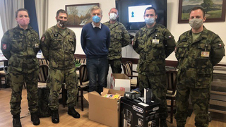 Logistici uspořádali sbírku a předali vánoční dar zaměstnancům domova pro seniory