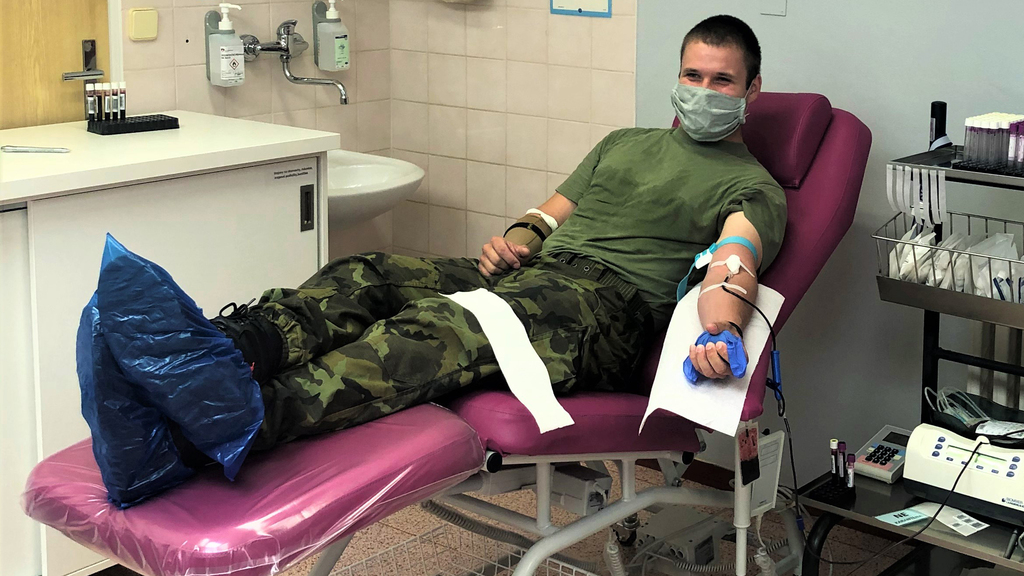 Každý by to měl aspoň na chvíli zažít na vlastní kůži, říká o práci v nemocnici voják Tomáš