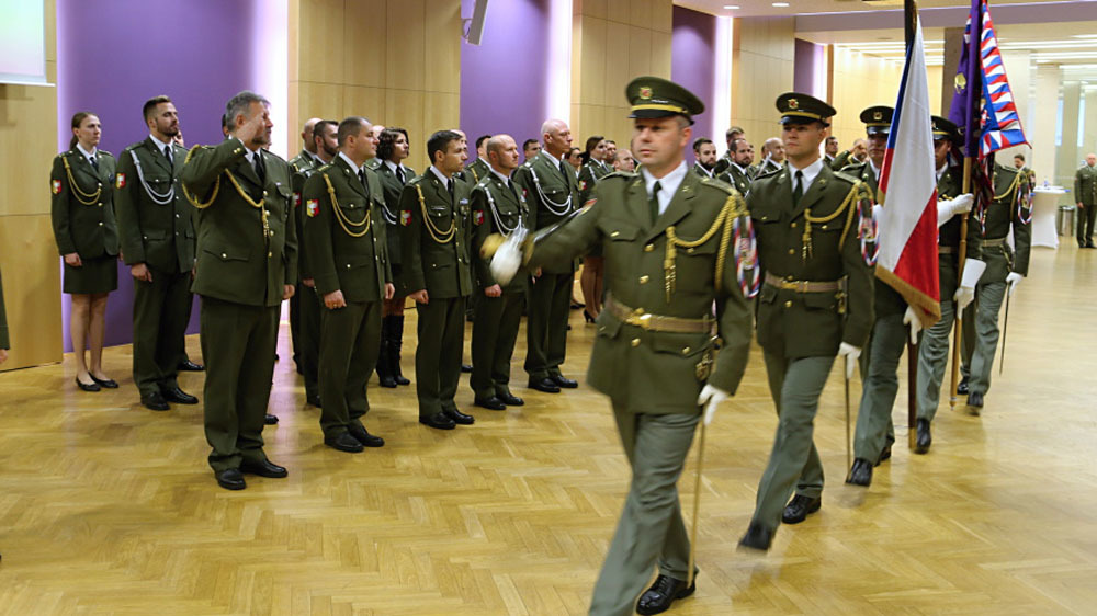 Slavnostní nástup Vojenské policie završilo předání šeků rodinám handicapovaných dětí