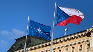 Ilustrační obrázek ke článkuČeši se cítí díky členství v NATO bezpečněji, mohli by o něm mít ale více informací