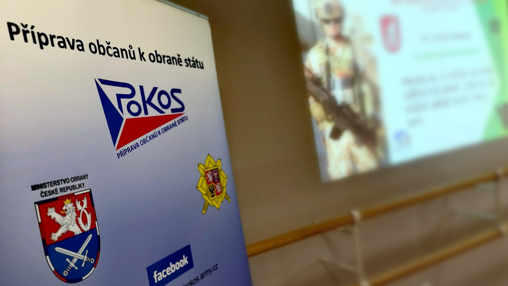 Logistici předvedli školákům z Pardubického kraje novou Toyotu i ukázky boje zblízka