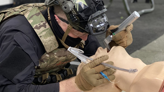 Noví instruktoři umí zachránit na bojišti i vycvičit další zdravotníky