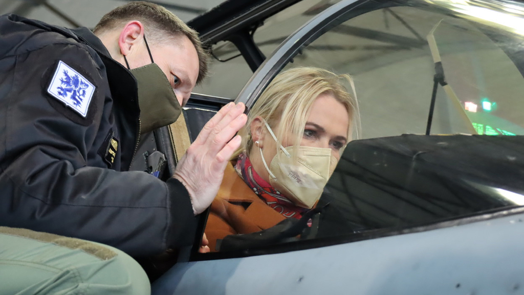 Ministryně obrany navštívila leteckou základnu Čáslav a ocenila nejen schopnosti našich stíhačů 