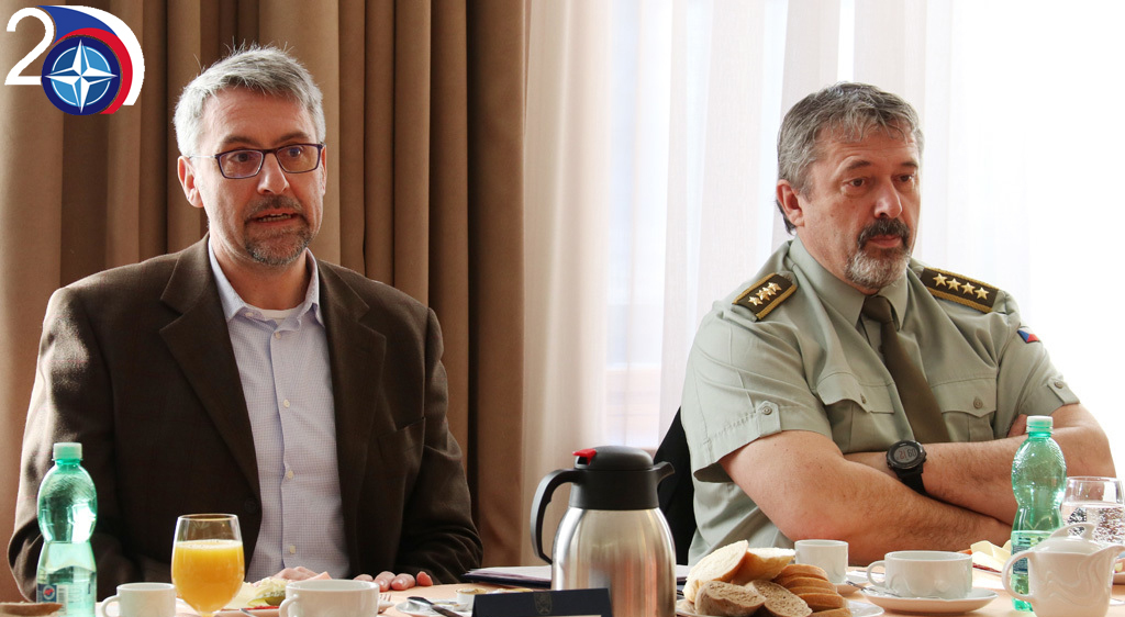 Tématy neformální snídaně s novináři byly významné projekty vyzbrojování i 20. výročí vstupu ČR do NATO