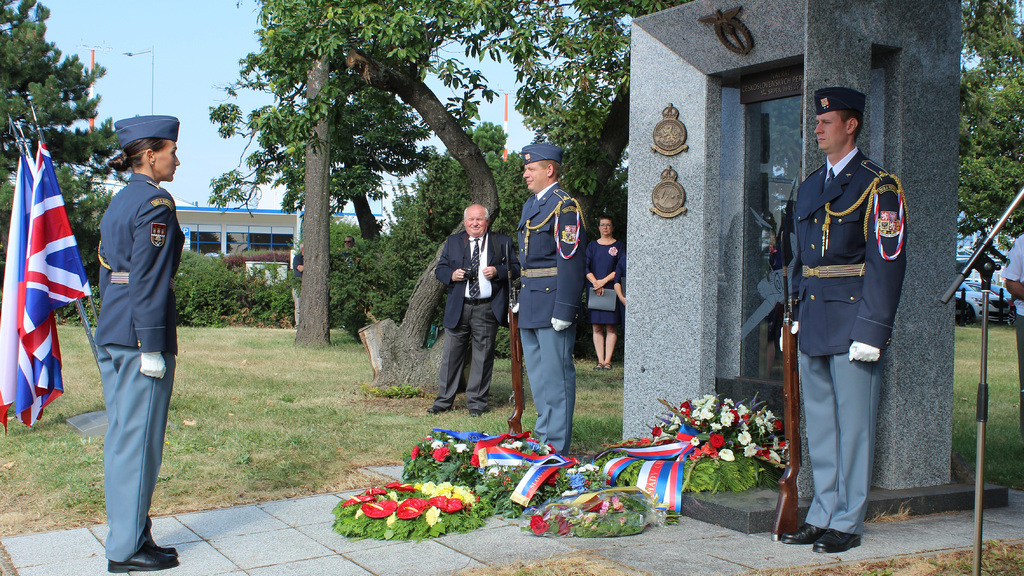 U ruzyňského letiště se vzpomínalo na čs. letce RAF, kteří se před 77 lety vrátili z Velké Británie