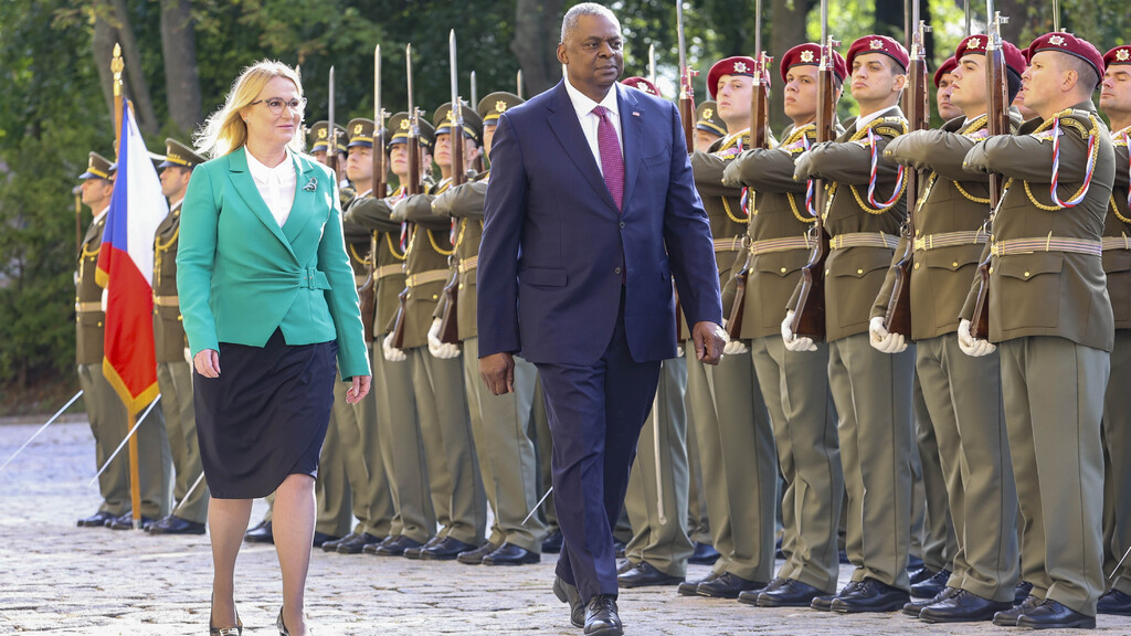Ministryně obrany Černochová přijala amerického ministra obrany Austina. Jednali o pomoci Ukrajině a bilaterální spolupráci