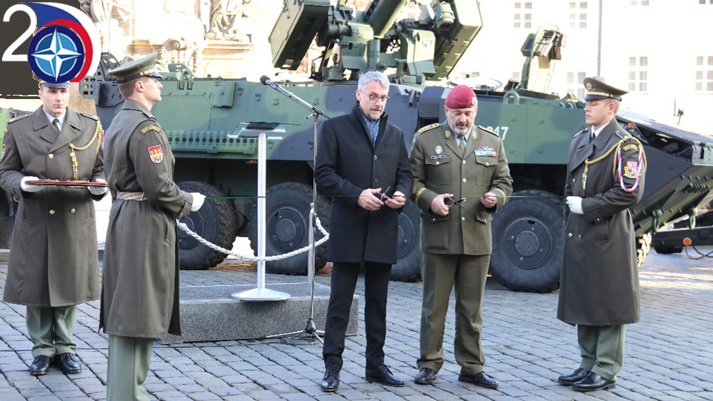 V rámci oslav 20 let vstupu do NATO vystavili vojáci na Hradčanském náměstí současnou techniku