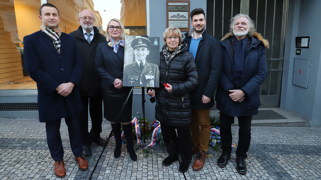 Ministryně obrany odhalila pamětní desku letci RAF Karlu Janštovi