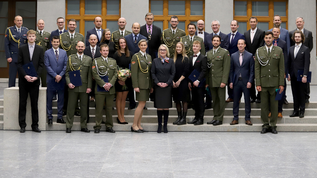 Ministryně obrany Jana Černochová předala sportovcům ASC Dukla děkovné listy za výbornou reprezentaci