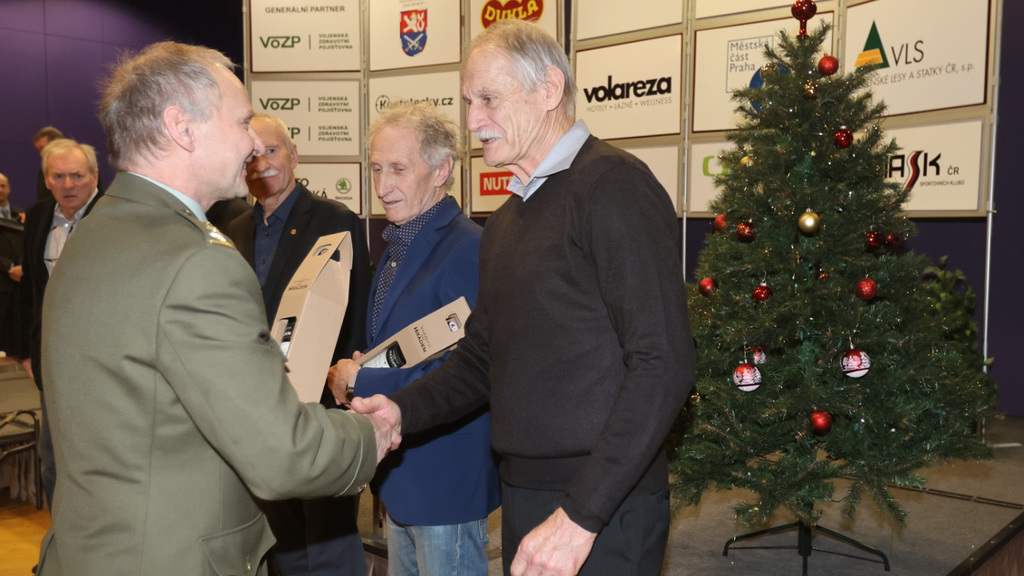 Jubilanti z Dukly se opět sešli. Na pódiu se jich objevilo dvaadvacet