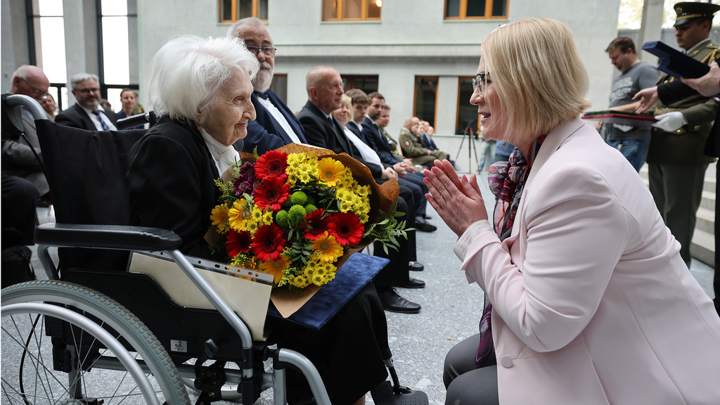 Ministryně obrany Jana Černochová udělila resortní vyznamenání