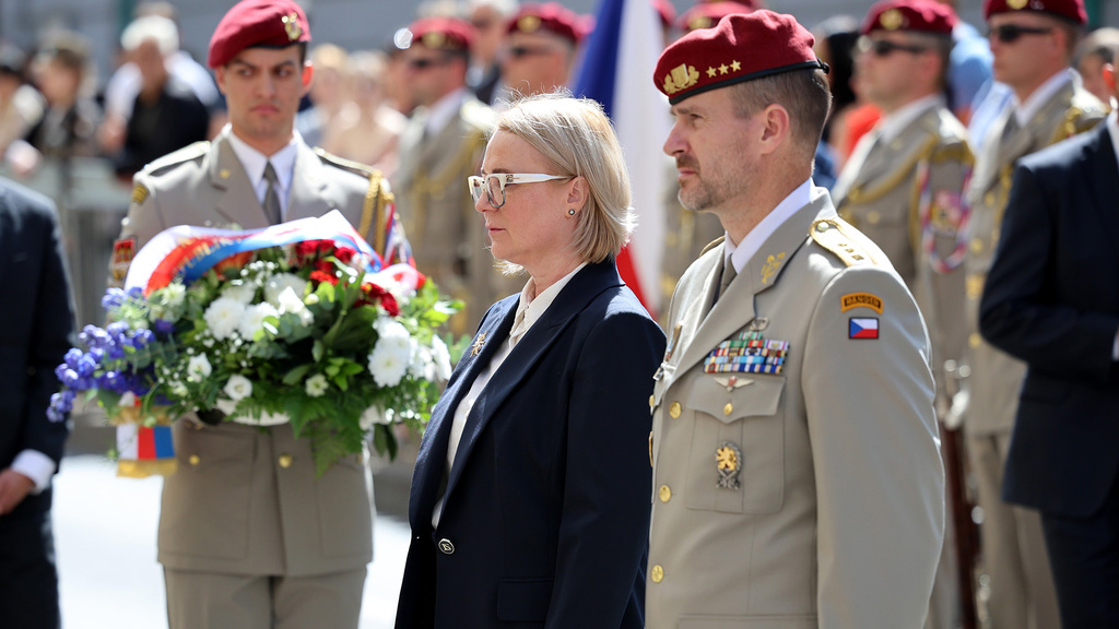 Ministryně obrany a šéf armády uctili památku čs. parašutistů