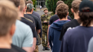 Ilustrační obrázek ke článkuZahájení dobrovolného vojenského cvičení pro studenty středních škol