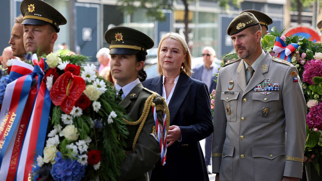 Ministryně obrany k 21. srpnu 1968: Nesmíme zapomenout na odvahu těch, kteří se postavili tyranii