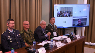 Ilustrační obrázek ke článkuNa Univerzitě obrany si vojenské školy vyměňují informace z oblasti leadershipu a obranných technologií 