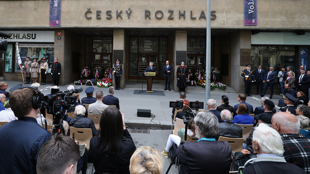 Před budovou Českého rozhlasu a u Staroměstské radnice si politici a veřejnost připomněli 80. výročí Květnového povstání