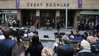 Před budovou Českého rozhlasu a u Staroměstské radnice si politici a veřejnost připomněli 80. výročí Květnového povstání