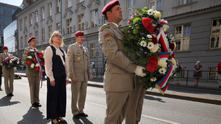 Ministryně obrany a šéf armády uctili památku parašutistů, kteří provedli atentát na Heydricha