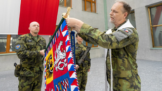 Ilustrační obrázek ke článkuVíce než jen ceremoniál. Slavnostní žehnání bojového praporu Velitelství pro operace proběhlo v Armádním muzeu na Žižkově