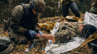 Ilustrační obrázek ke článkuROLE 1 v Jincích: Aby přežili v boji, musejí i vojenští zdravotníci absolvovat taktický výcvik a dril