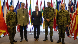 Ministr obrany Jaromír Zůna navštívil Vojenskou akademii ve Vyškově. Lidé jsou prioritou, uvedl. 