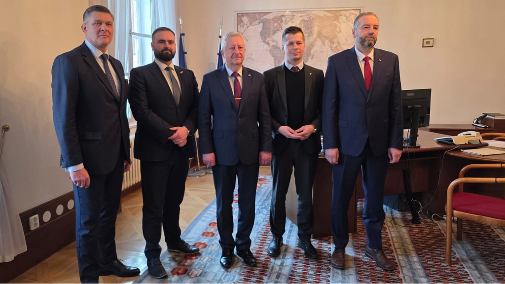 Ministr Jaromír Zůna se zúčastnil výboru pro obranu