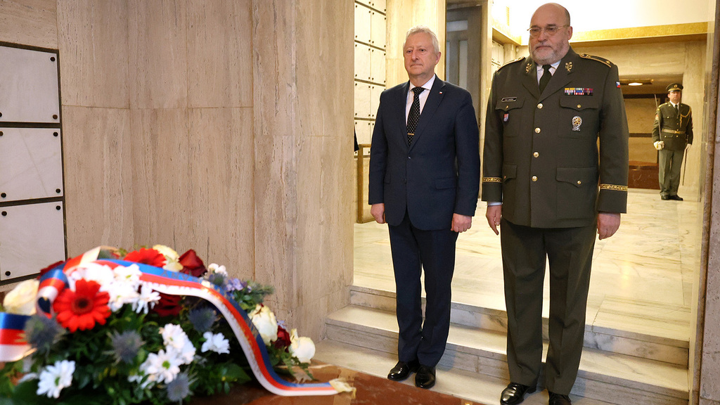Památce padlých vojáků se na Vítkově poklonil ministr obrany