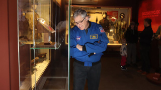 Ilustrační obrázek ke článkuAstronaut NASA se v Armádním muzeu Žižkov podíval na dar jeho předchůdců – vzorky horniny z Měsíce