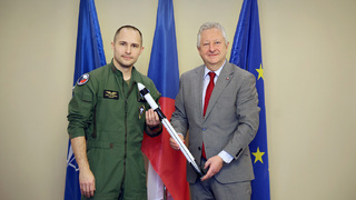 Ilustrační obrázek ke článkuMinistr obrany se setkal s bojovým pilotem a astronautem Alešem Svobodou
