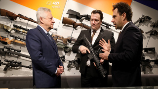 Ilustrační obrázek ke článkuMinistr obrany si v České zbrojovce Uherský Brod prohlédl výrobní proces 