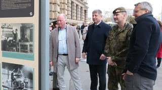 Před Generálním štábem v pražských Dejvicích je nová výstava. Mapuje historii i současnost vojenského opravárenství