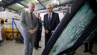 Ministr obrany navštívil firmu SVOS, podpořil český obranný průmysl
