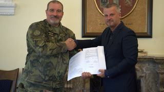 Ilustrační obrázek ke článkuMemorandum o spolupráci mezi Ministerstvem obrany a městy Tábor a Hranice: společná cesta pro vojáky i obyvatele