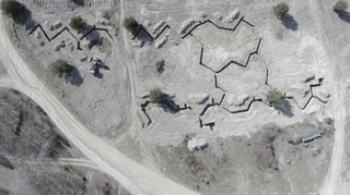 Ilustrační obrázek ke článkuVe Vyškově vybudovali moderní cvičné zákopy. Lépe chrání před drony a vojákům poskytují širší výhled