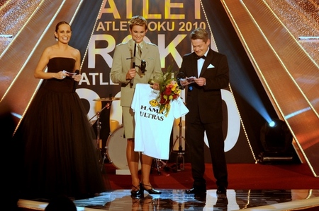 Bára dostala dárek - rybářský prut, aby zapadla do skupiny Jana Železného, známého jeho zálibou rybařením