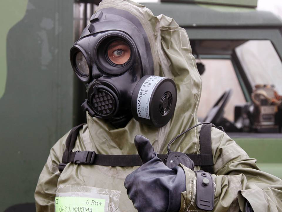 Bára Mottlová jako vojenský chemik při natáčení dílu Kajmany a chemici Doupov