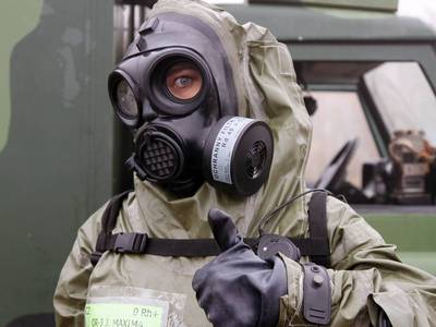 Bára Mottlová jako vojenský chemik při natáčení dílu Kajmany a chemici Doupov