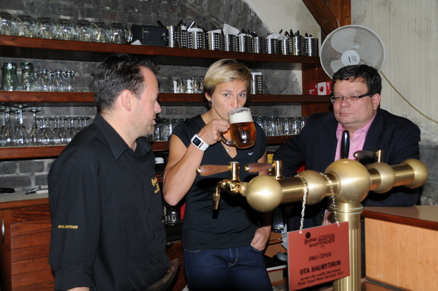 Bára Špotáková měla po tiskovce žízeň a tak pila pivo přímo u pípy 