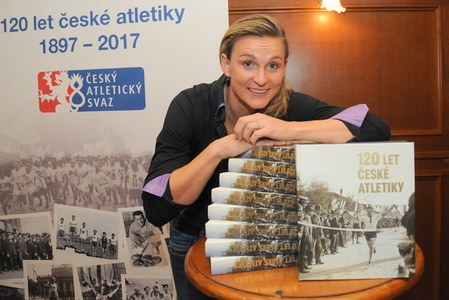Oštěpařská legenda Špotáková pokřtila knihu 120 let české atletiky