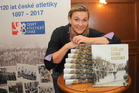 Ilustrační obrázek ke článkuOštěpařská legenda Špotáková pokřtila knihu 120 let české atletiky
