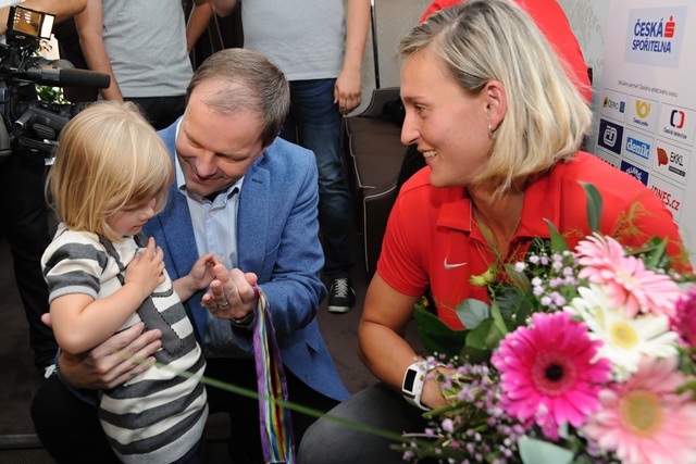 Bára Špotáková půjčila medaili dceři ministra školství
