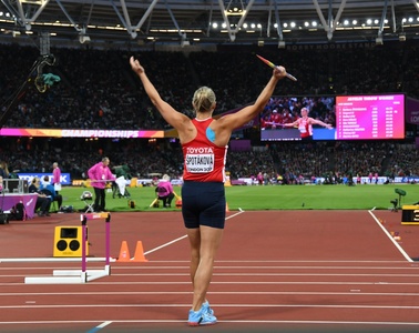 Bára Špotáková roztleskává tribuny