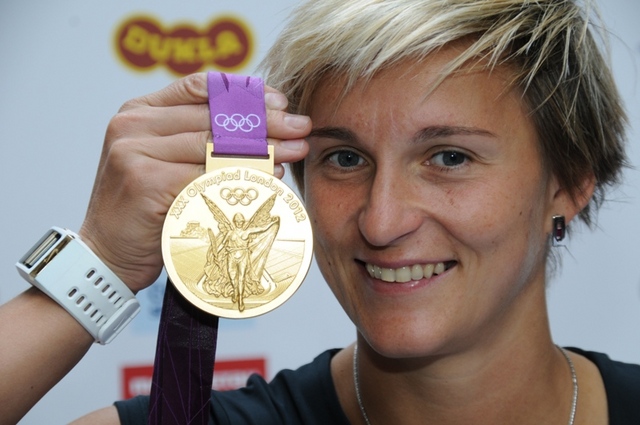 Bára Špotáková se svojí zlatou medailí 