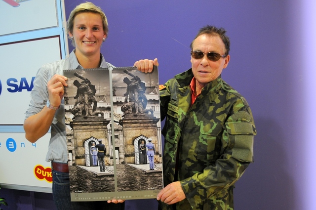 Bára Špotáková a Jan Saudek se 12. měsícem kalendáře