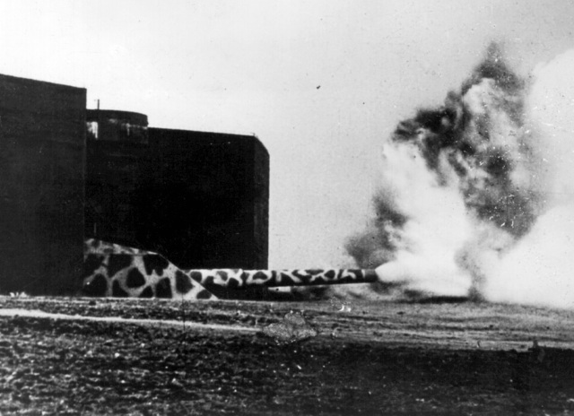 Baterie těžkého dělostřelectva na pobřeží Atlantického valu. 