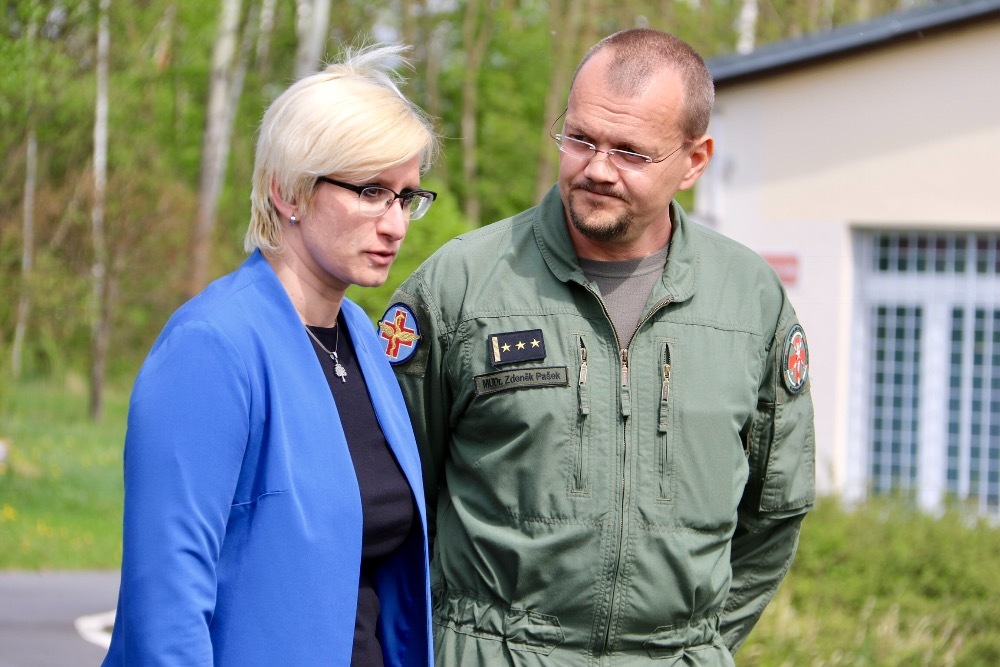 Ministryně Karla Šlechtová a plukovník MUDr. Zdeněk Pašek, náčelník odboru Letecké záchranné služby urgentní medicíny