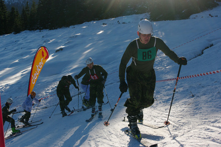 V přírodním víceboji v Krkonoších zápolí vojáci, horští záchranáři a hasiči