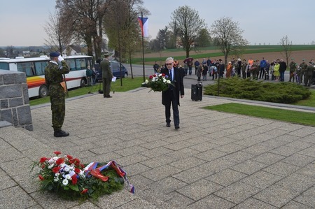 Během aktu byly k památníku položeny kytice a věnce