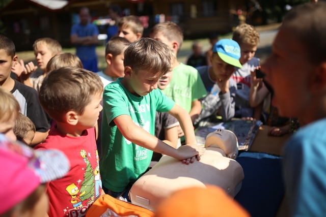 Během zdravotní přípravy si děti vyzkoušely masáž srdce